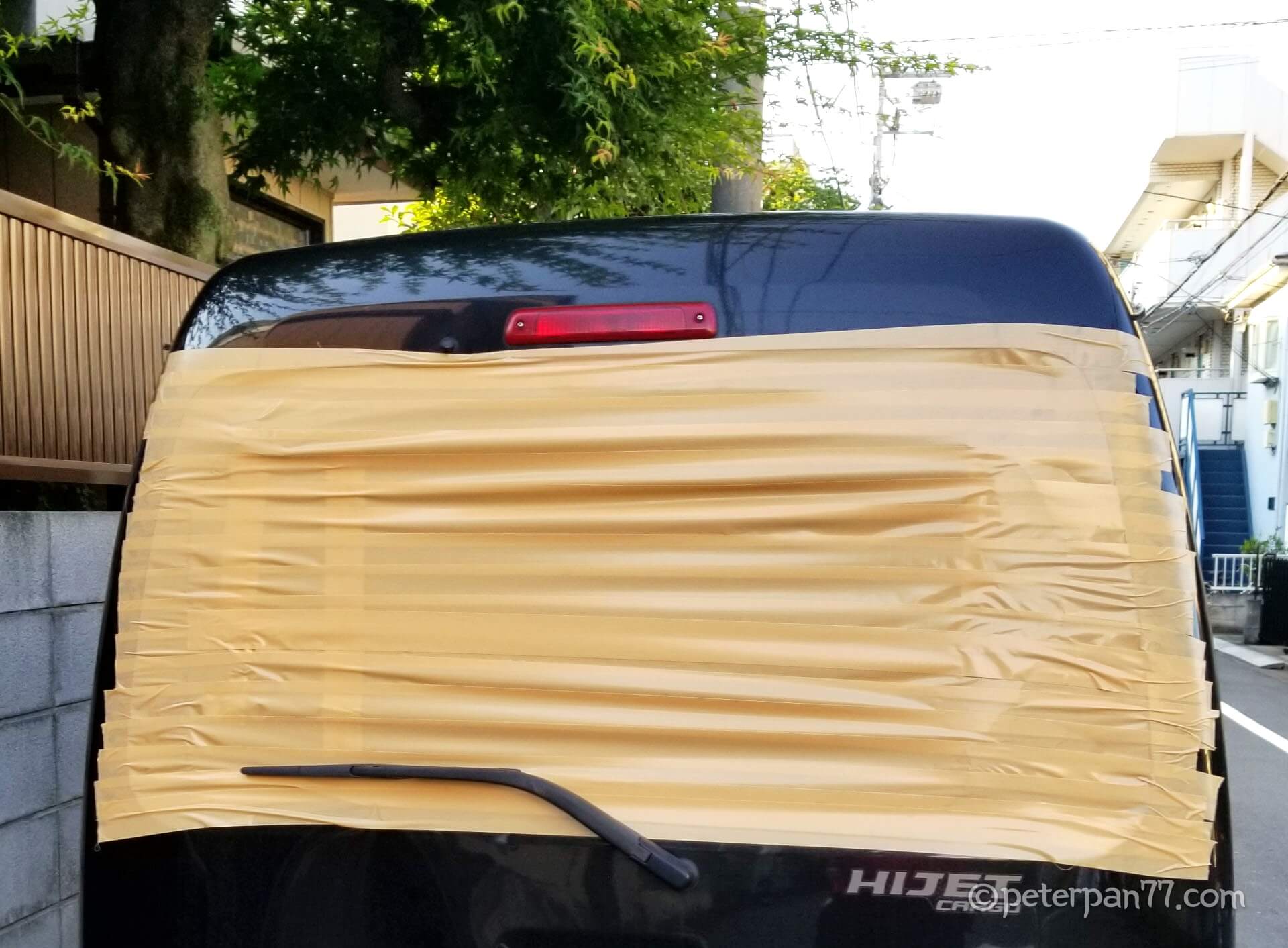 자동차 뒷유리 파손 임시방편