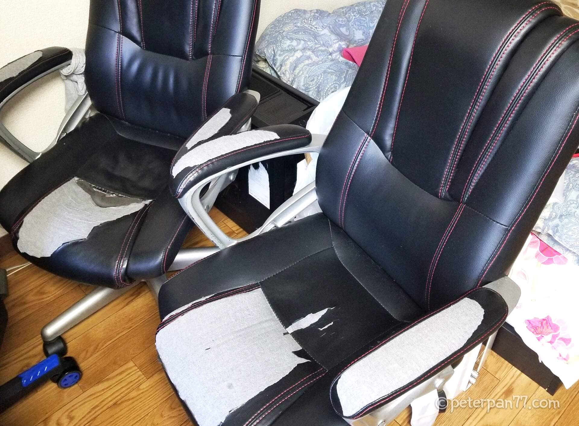 낡아서 다 튿어진 의자